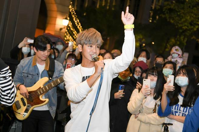 鼓鼓合作街头艺人勇哥 快闪提前过耶诞节