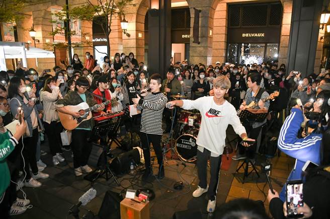 鼓鼓与乐手合作街头艺人鼓手勇哥提前和民眾过圣诞吸引路人抢拍。相信音乐提供