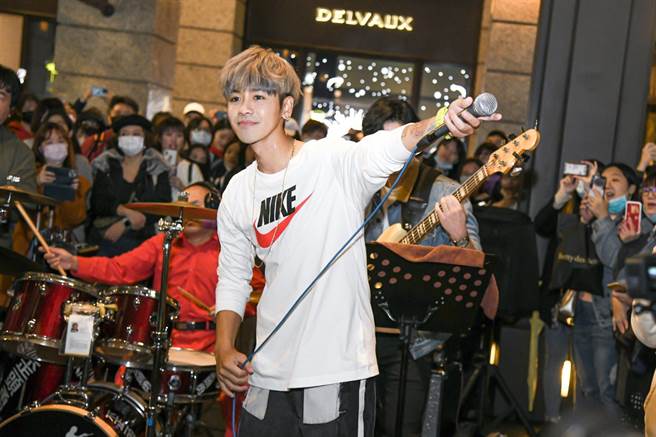 鼓鼓日前快闪街头。相信音乐提供