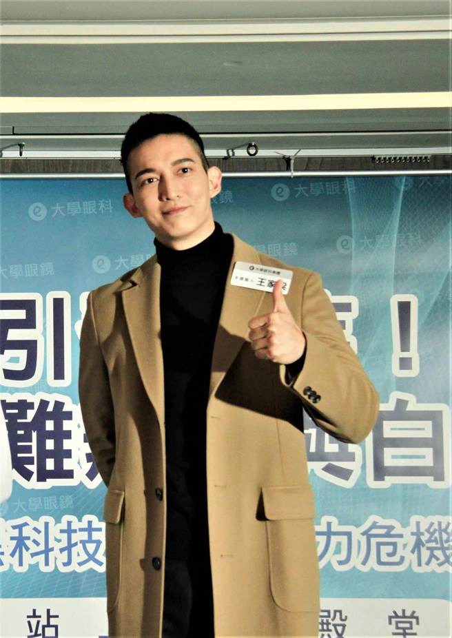 王家梁接受「飛秒白內障雷射」手術治療眼疾。（大學眼科提供）