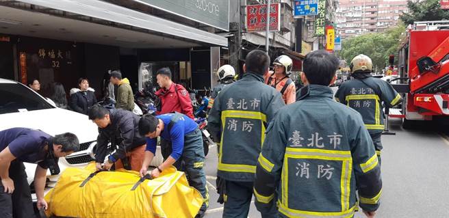 北市警方正调查这起坠楼案。（翻摄画面／胡欣男台北传真）