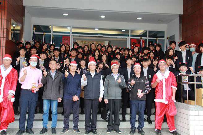 「波丽士辛苦了！」圣诞天使报佳音 欢乐气氛温暖淡水警分局（淡水警分局提供／戴上容新北传真）