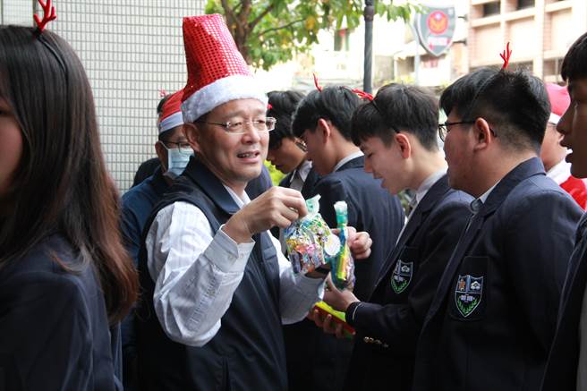 「波丽士辛苦了！」圣诞天使报佳音 欢乐气氛温暖淡水警分局（淡水警分局提供／戴上容新北传真）