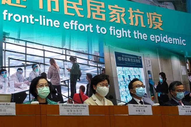 香港出現2名留學英國的留學生返國後確診，而病毒基因疑似與變種排列吻合。圖為林鄭月娥(左二)宣布購買第3種疫苗750萬支。(圖/路透社)