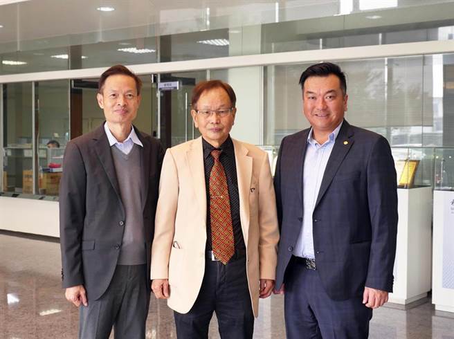 程泰集团董事长杨德华(中)启动二代接班布局，杨德华大儿子杨丞钧(右)出任亚崴总经理、亚崴原总经理康剑文(左)转任程泰总经理兼亚崴执行董事。图／程泰集团提供