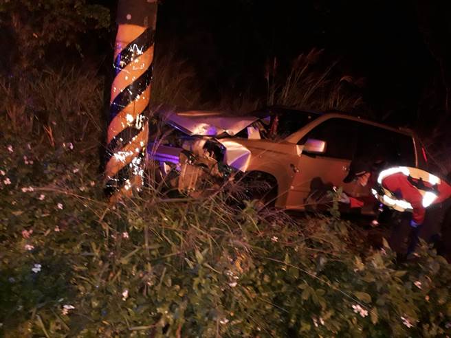 苗栗小轿车雨中猛撞电线杆 车头全毁衝入草丛 女驾驶受困（翻摄画面）