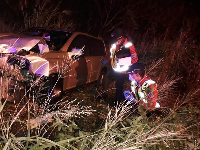 苗栗小轿车雨中猛撞电线杆 车头全毁衝入草丛 女驾驶受困（翻摄画面）
