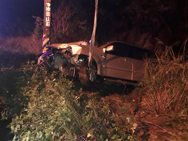苗栗小轿车雨中猛撞电线杆 车头全毁衝入草丛 女驾驶受困（翻摄画面）