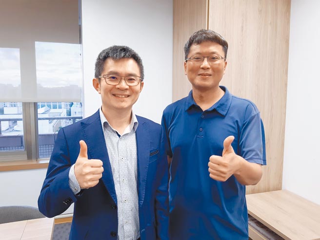 交大电子工程系特聘教授陈冠能（左）与教授张锡嘉（右）致力投入产学合作研发。图／谢易晏