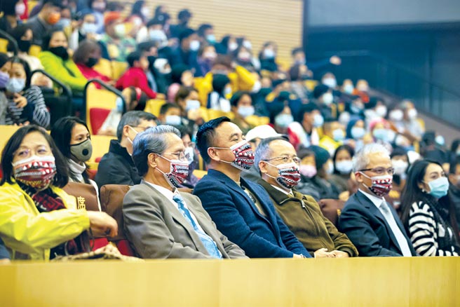 原文会董事长玛拉欧斯与桃园原民局局长林日龙，戴起口罩一同参与活动。图／原文会提供