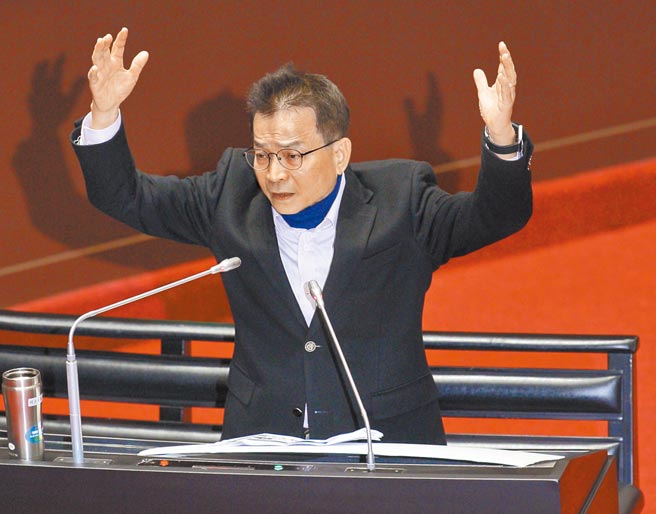 国民党立委赖士葆（见图）昨在立法院质询，「台湾何时可施打疫苗？」卫福部长陈时中以签保密协定为由不透露，赖士葆则爆料「现在不公开，因为很多绿营派系等着分食利益，还没乔好。」（张铠乙摄）