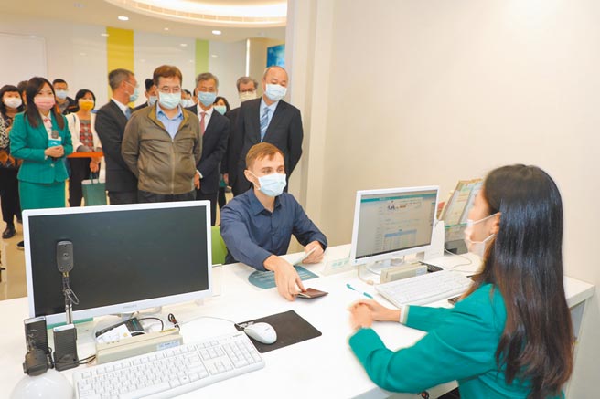 玉山银行左营分行行员具备英语沟通能力，提供外籍顾客友善的双语金融服务。（玉山银行提供）