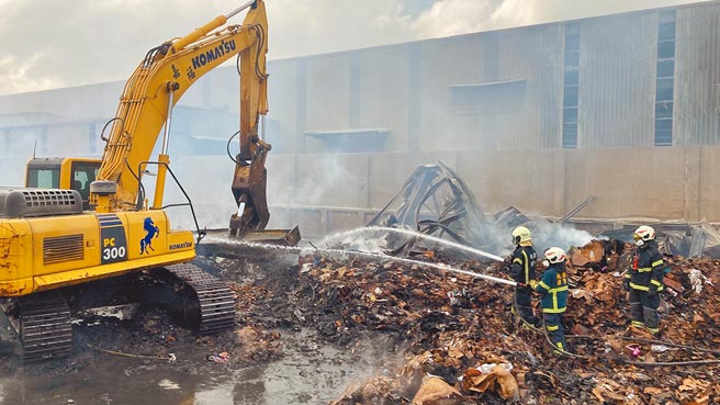 桃园纸厂被旭富大火波及连烧3天，桃市消防局22日出动5辆怪手加速灭火。（桃园市消防局提供／姜霏桃园传真）