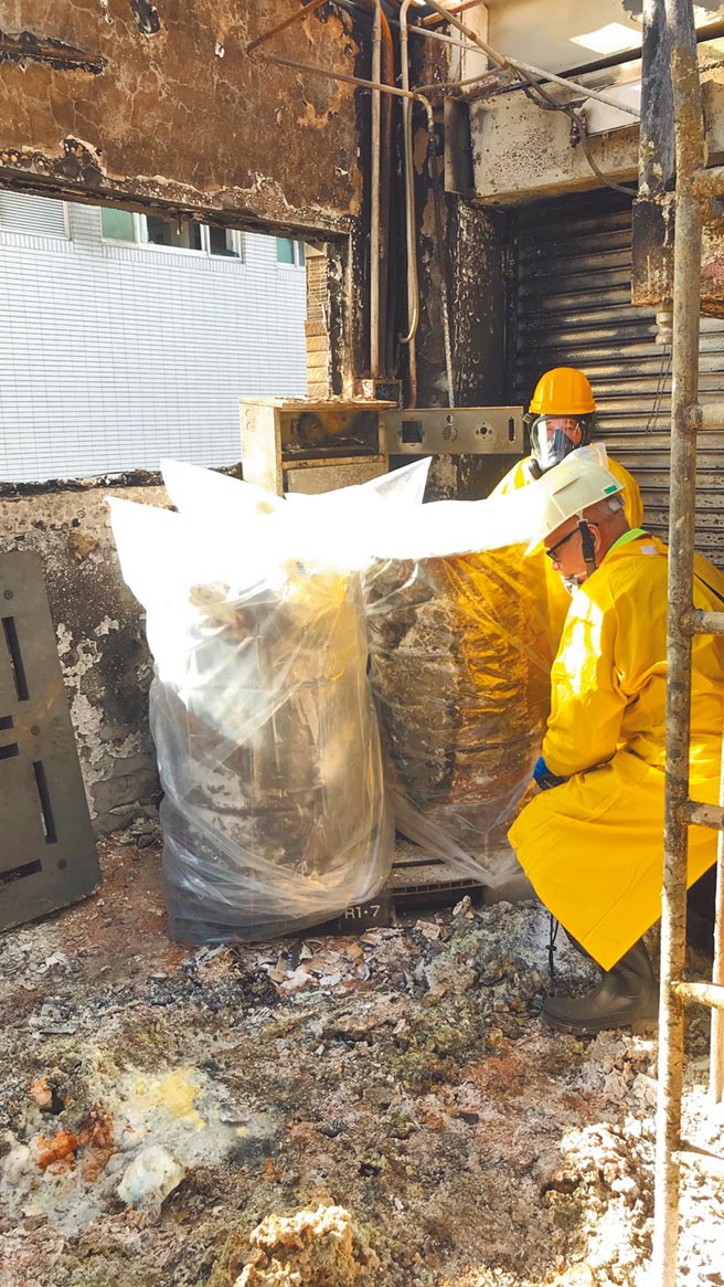 图为旭富安全人员入厂发现仍有两桶半金属钠，忙覆盖防水塑胶布保安全。（桃园市消防局提供／姜霏桃园传真）