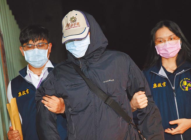 台北地检署侦办劳动部前组长游迺文涉贪操纵股价案，约谈统一投信资深副总经理阙志昌（中）到案说明。（陈君玮摄）