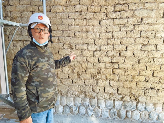 三峽宰樞廟近期維修，意外發現塵封200多年的原始牆面，三峽河卯石被打鑿成龜殼狀放置在牆下。（蔡雯如攝）