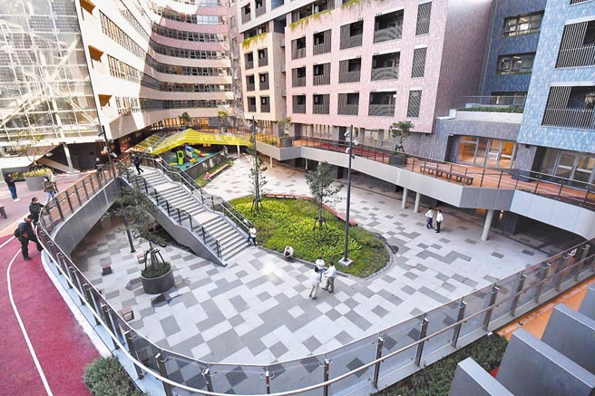 台北市明伦社会住宅8坪阳台惹议，议员徐巧芯发现还有3处社宅也有「巨无霸阳台」。图为明伦社宅。（台北市政府提供／张立勋台北传真）