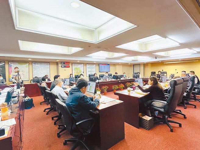 台北市议会工务委员会22日审查住宅基金预算，议员游淑慧怒轰，市府更改社会住宅租金计算方式，甚至将55年折现率摊提到租金内，导致租金高涨，根本就是持建商心态抢赚钱。（吴康玮摄）