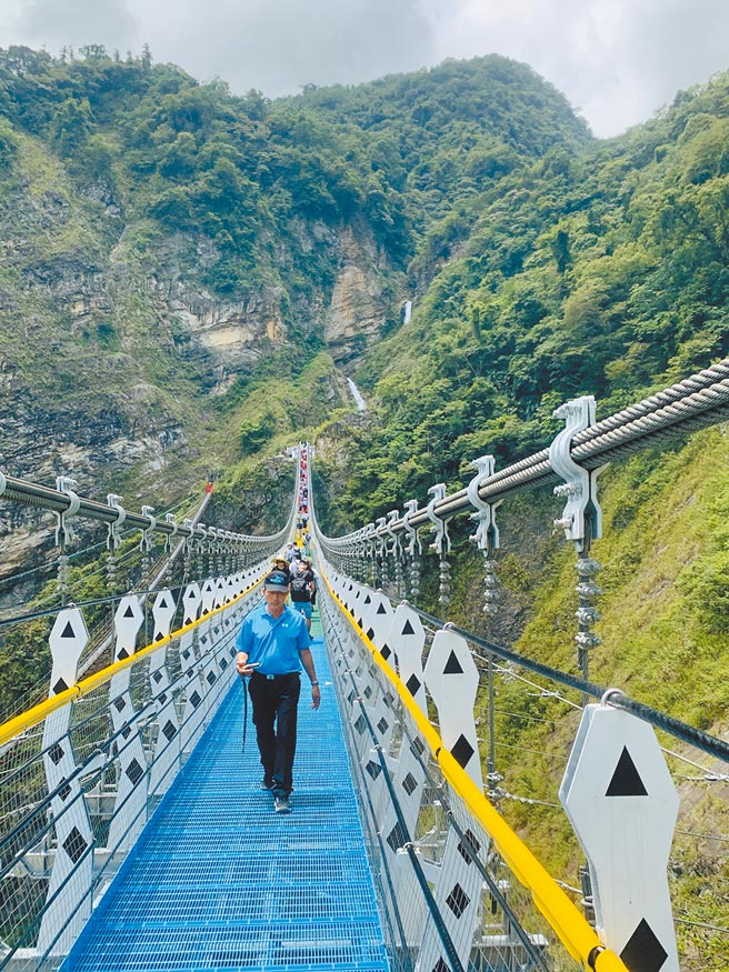 信义乡双龙瀑布七彩吊桥，明年起每日入园人数提高为2000人。（廖志晃摄）