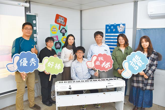 陈秉彦的音乐老师江怡臻（左三）和头份国中老师们是帮助陈秉彦的重要推手。（谢明俊摄）