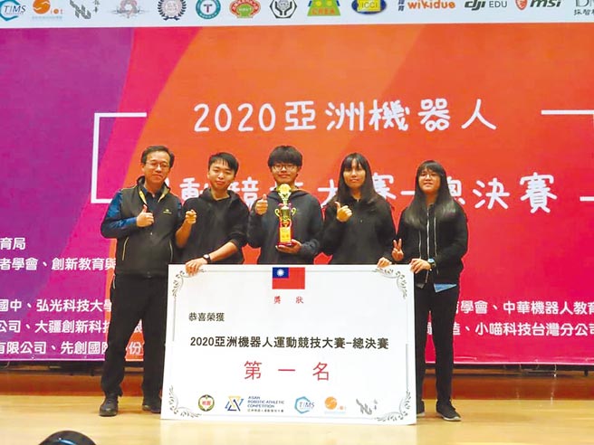 國立竹山高中學生，參加亞洲機器人競技大賽勇奪冠軍。（竹山高中提供／廖志晃南投傳真）