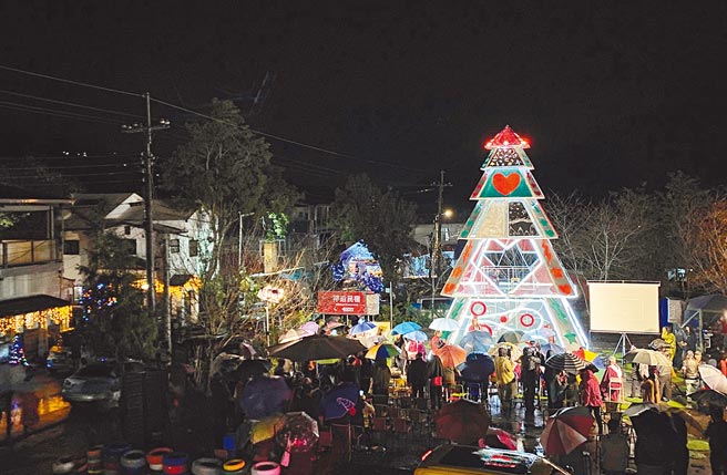 嘉义县阿里山乡来吉部落《塔山光之树》由邹族8个部落及国际艺术家共同完成。（张亦惠摄）