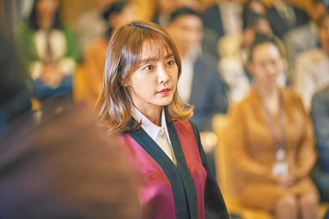 郑柔美饰演检察官殷烁，坦言拍续集压力大。（中天娱乐台提供）