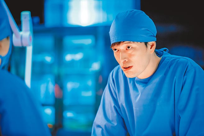 郑在咏饰演法医白范，笑说自己接演续集是因为太閒。（中天娱乐台提供）