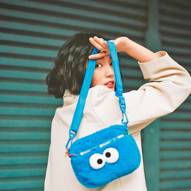 演員王淨在IG展出LeSportsac x Sesame Street芝麻街聯名系列包款。（摘自王淨IG）