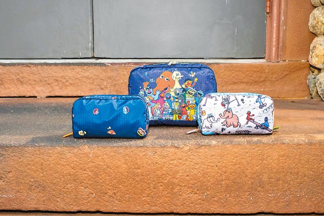 LeSportsac x 芝麻街萬花筒長形化妝包1350元，加大型化妝包1950元，芝麻街樂園長形化妝包1350元。（LeSportsac提供）