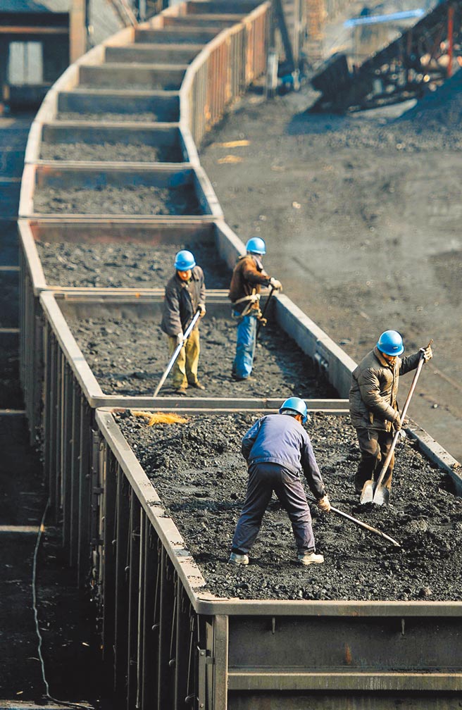 工人們在江西九江北火車站煤炭裝車點，裝運電煤。（新華社資料照片）