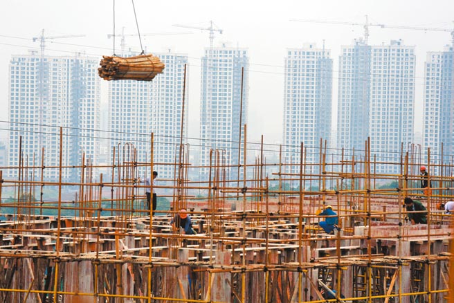 工人在江西九江市中心城区租房项目施工。（新华社资料照片）