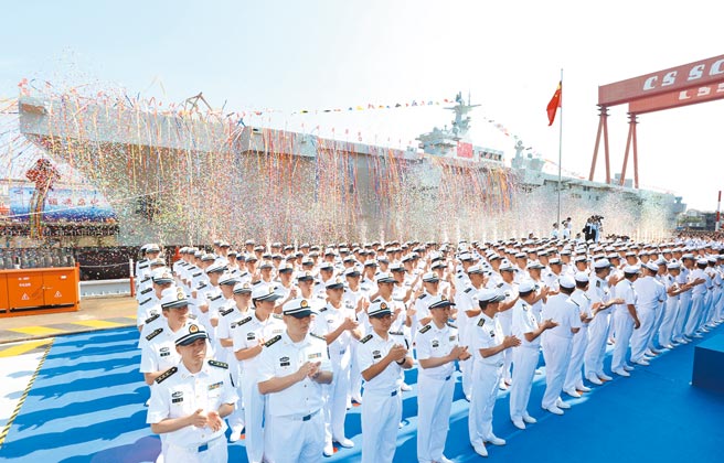 大陆第一艘075型两栖攻击舰下水仪式。（新华社资料照片）