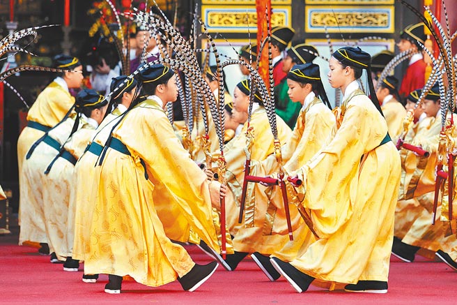 2020年9月28日，「台北市各界纪念大成至圣先师孔子诞辰2570周年释奠典礼」在北市孔庙登场，由已传承至90代的大龙国小佾舞队担纲六佾舞献礼。（本报系资料照片）