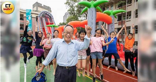 12月8日适逢高雄三民国小百年校庆，何爷爷的跳跳屋，如台版「霍尔的移动城堡」，带给小朋友无限欢乐。（图／宋岱融摄）