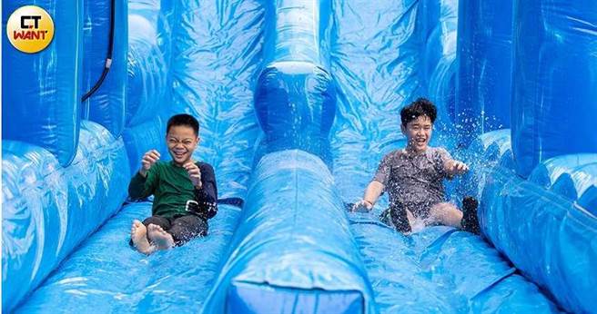 三民国小学童在何爷爷提供的滑水道设施里，玩得不亦乐乎。（图／宋岱融摄）
