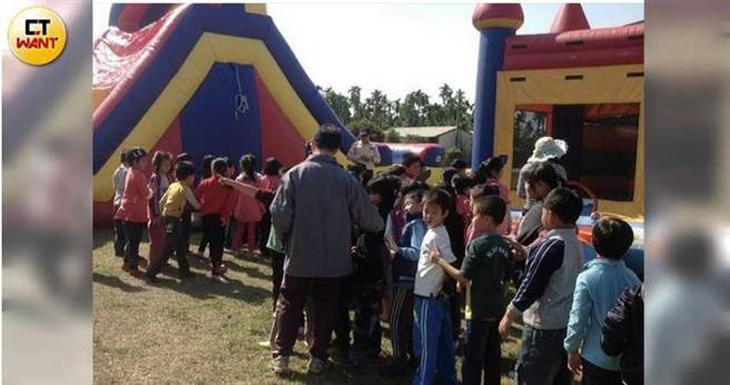 何爷爷跳跳屋2014年7月正式在屏东玉田国小登场，小朋友欢笑声连校内老师都说，任教27年没见过。（图／何茂成提供）