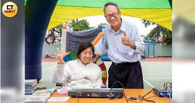 何爷爷跳跳屋巡迴都是校长兼撞钟，他的妻子郭嘉乔还要充当DJ，甚至因此累出病来，但听到学童热情的招呼声，让她露出难得笑容。（图／宋岱融摄）