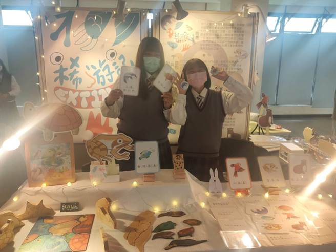 推广动物保育的观念，学生以保育类动物图腾设计出木板拼图、卡片、胸章等商品。（曾文家商提供／刘秀芬台南传真）