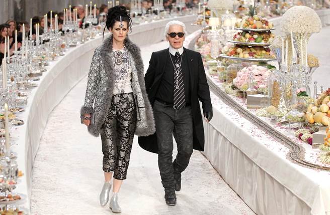 Stella Tennant是已故设计师「老佛爷」卡尔拉格斐钦点的缪思之一。(图／达志影像)