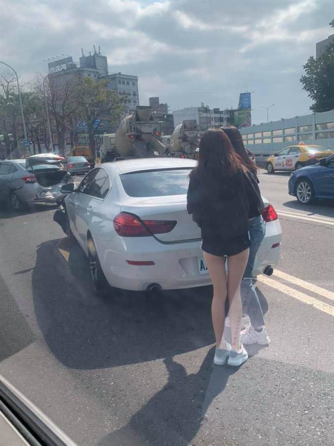 疑似车祸肇事者的女子穿真理裤解放美腿，让车主直说「和平Peace！什么都好说」。（图／翻摄自脸书「爆废1公社」）