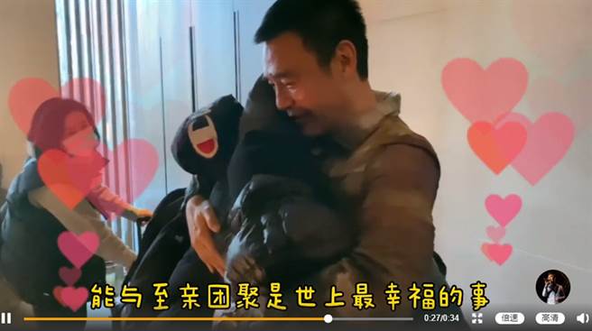 锺镇涛感动在冬至和妻女相聚。（图／翻摄自锺镇涛微博）