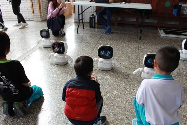 文雅国小学生进行机器人课程。（文雅国小提供／陈淑娥台中传真）