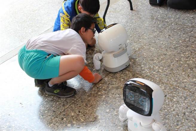 文雅国小学生进行机器人课程。（文雅国小提供／陈淑娥台中传真）