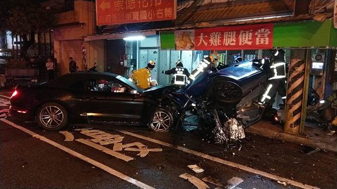 台中潭子深夜发生连环撞事故，蓝色轿车擦撞黑车后，撞击便当店骑楼，失控侧翻才停下。（警方提供／王文吉台中传真）
