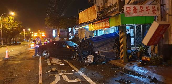 台中潭子深夜发生连环撞事故，蓝色轿车擦撞黑车后，撞击便当店骑楼，失控侧翻才停下。（警方提供／王文吉台中传真）