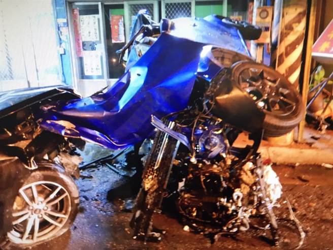 蓝色轿车失控侧翻，波及厢型车及机车，衝进店家骑楼才停下。（警方提供／王文吉台中传真）