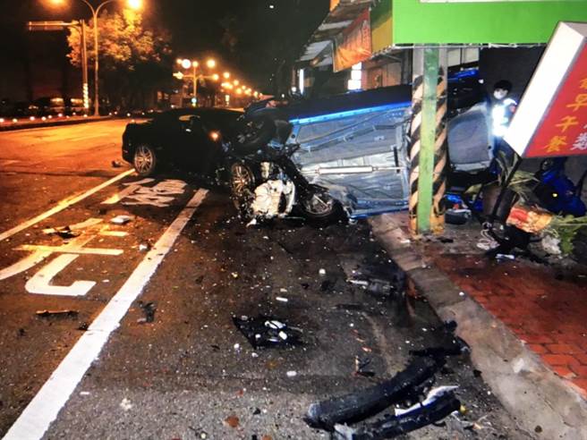 台中潭子深夜发生连环撞事故，蓝色轿车擦撞黑车后，撞击便当店骑楼，失控侧翻才停下。（警方提供／王文吉台中传真）