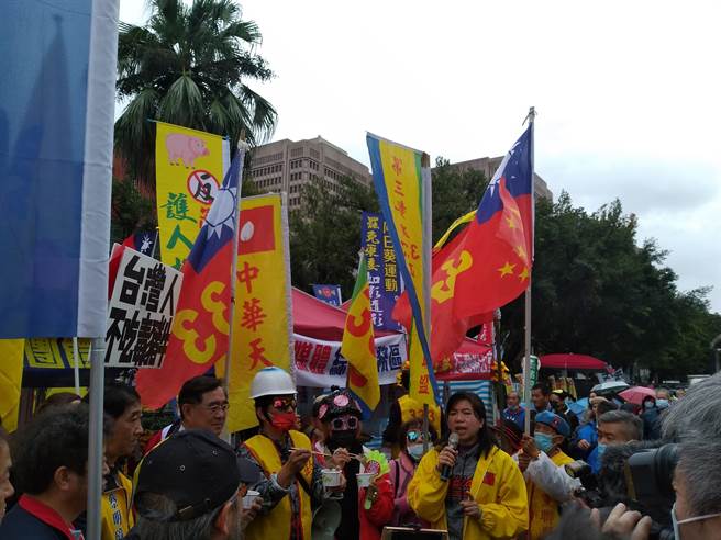 眾人手捧猪肝汤画面（记者季节摄）