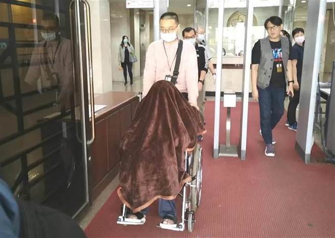 黄琪盖着毯子出庭。本报资料照片